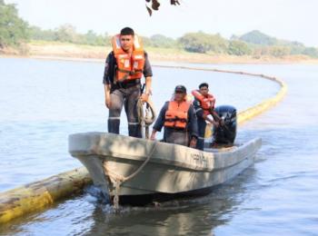 Marina contiene derrame de hidrocarburos en Citlaltépetl, Veracruz, con despliegue de buques y barreras de contención