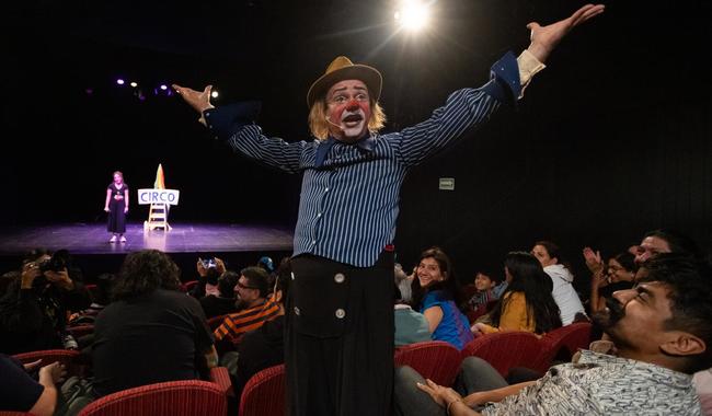 Esio Magalhães cierra el 12 Encuentro Internacional de Clown con una celebración de risa y empatía en el Teatro Helénico