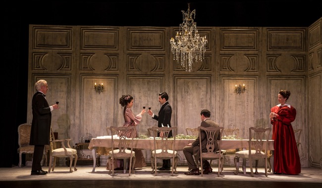 El inspector llama a la puerta: Otto Minera dirige un drama de intriga y crítica social en el Teatro Helénico