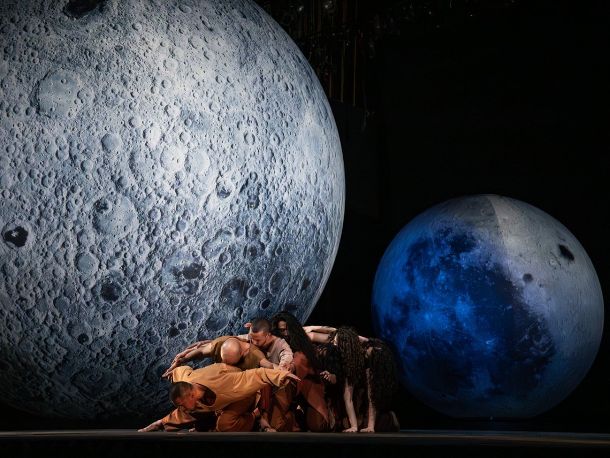 Physical Momentum presenta 'Delay' con la luna más grande en escena durante Festival Santa Lucía 2025