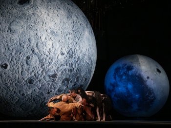 Physical Momentum presenta 'Delay' con la luna más grande en escena durante Festival Santa Lucía 2025