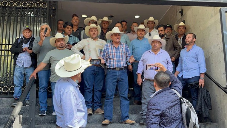 Gobierno federal y productores de maíz logran acuerdo para estabilizar el precio y liberar carreteras