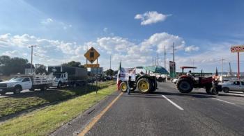 Campesinos mantienen bloqueos carreteros en 3 estados por aumento al precio del maíz