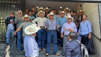 Gobierno federal y productores de maíz logran acuerdo para estabilizar el precio y liberar carreteras