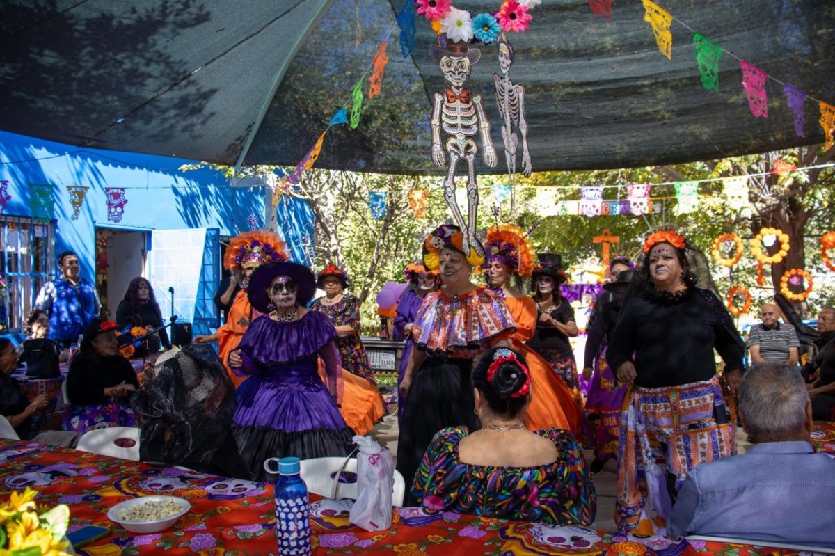 Usuarios de Casas de los Abuelos en Chihuahua exhiben altares de muertos para preservar tradiciones mexicanas