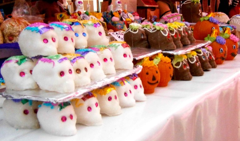 Calaveritas de azúcar: tradición mexicana que adorna altares y celebra el Día de Muertos