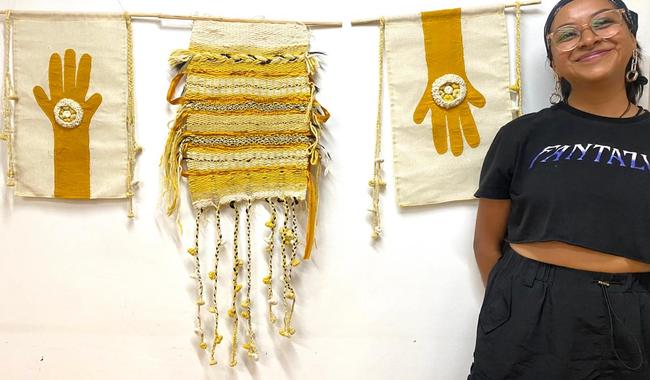 Evelyn García Bedolla impulsa el arte textil mexicano en España con obra de fibras naturales y cabello humano