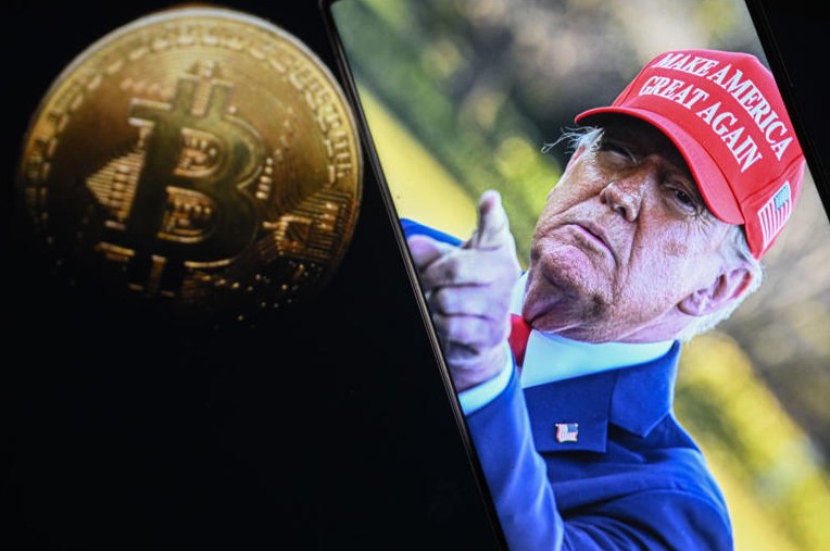 Donald Trump genera polémica al indultar al fundador de Binance, Changpeng Zhao