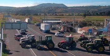 Persisten bloqueos en autopistas y plazas de cobro; SICT recomienda precaución a conductores