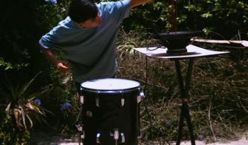 Ángel Florido presenta ‘Resonancias Híbridas’, un laboratorio de percusión experimental y teatro sonoro