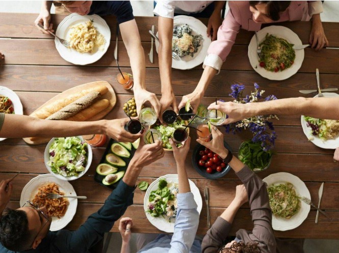 Comer en compañía mejora la salud mental y fortalece los lazos sociales, según la ciencia