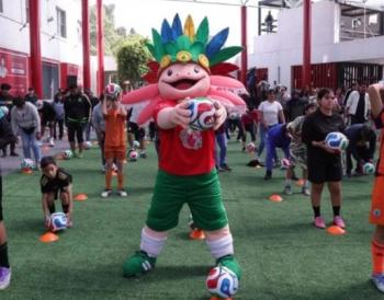 Clara Brugada presenta al ajolote con penacho, la mascota oficial de la CDMX para el Mundial 2026