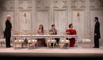 El inspector llama a la puerta cautiva al público en el Teatro Helénico