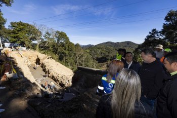 Gobernador Mauricio Kuri supervisa obras de reparación por lluvias en San Joaquín