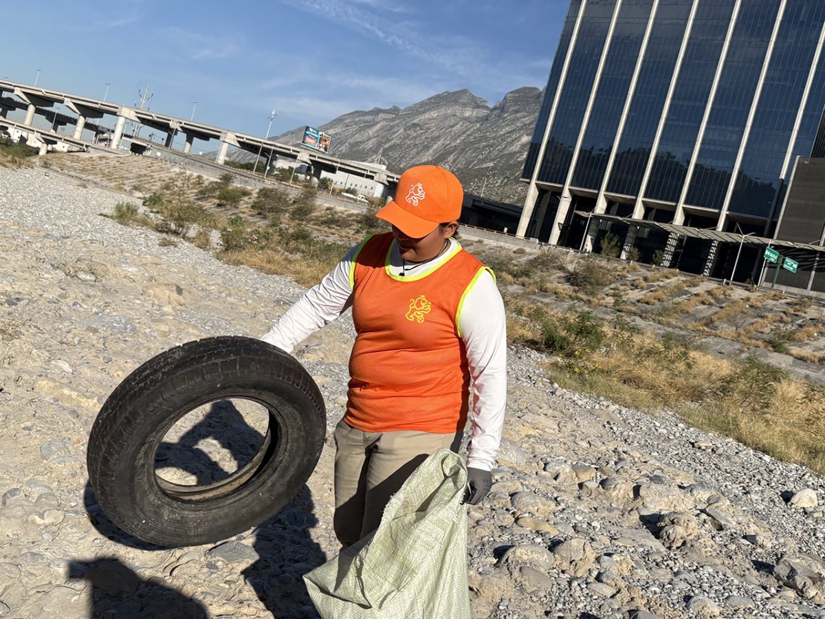 Recolectan 45.7 toneladas de residuos en jornada de limpieza del Río Santa Catarina