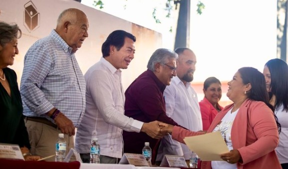 Gobierno entrega 500 plazas docentes en Baja California Sur y anuncia fortalecimiento de educación tecnológica