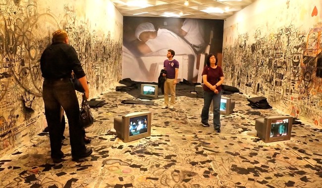 Espíritus en el pantano: la muestra interactiva de Oscar Murillo concluye el 23 de noviembre en el Museo Tamayo