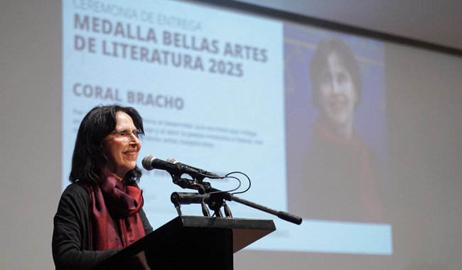 Coral Bracho recibe Medalla Bellas Artes de Literatura 2025 por su aportación a la poesía contemporánea