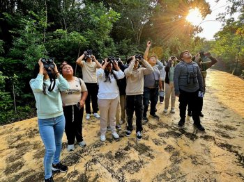 Estudiantes de turismo participan en observación de aves como parte del programa Turismo Natural en Parques Urbanos
