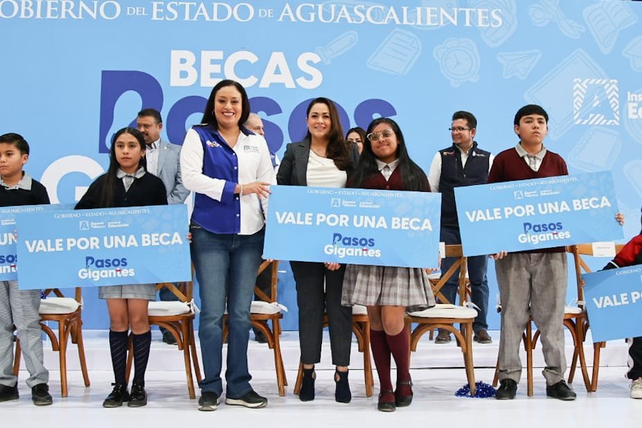 Gobernadora Tere Jiménez inicia entrega de más de 11 mil becas 'Pasos Gigantes' en Aguascalientes