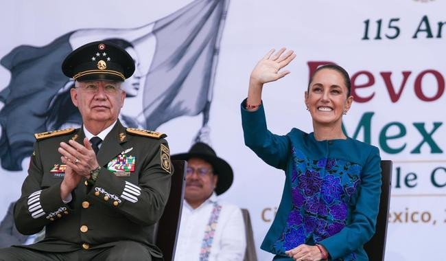 Sheinbaum encabeza desfile por 115 Aniversario de la Revolución Mexicana y defiende la Cuarta Transformación