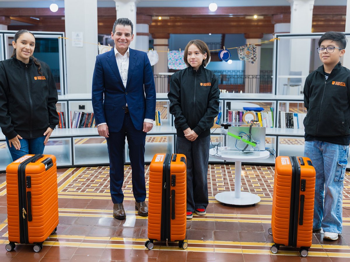 Secretario General de Gobierno dona sueldo a jóvenes neoleoneses que competirán en Mundial de Robótica en Singapur