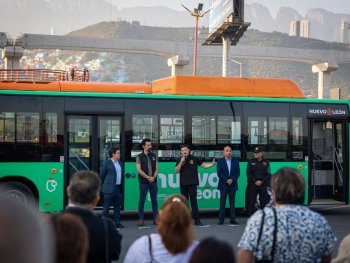 Gobierno de Nuevo León entrega 15 nuevas unidades a Ruta 50 Más Palomas con recorrido extendido