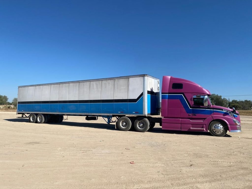 Aseguran tractocamión con mercancía china valuada en 2.8 millones de pesos en San Diego de la Unión