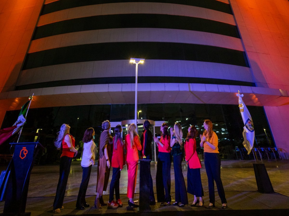 Gobierno de Nuevo León ilumina Torre Administrativa de naranja en conmemoración del Día contra la Violencia hacia las Mujeres