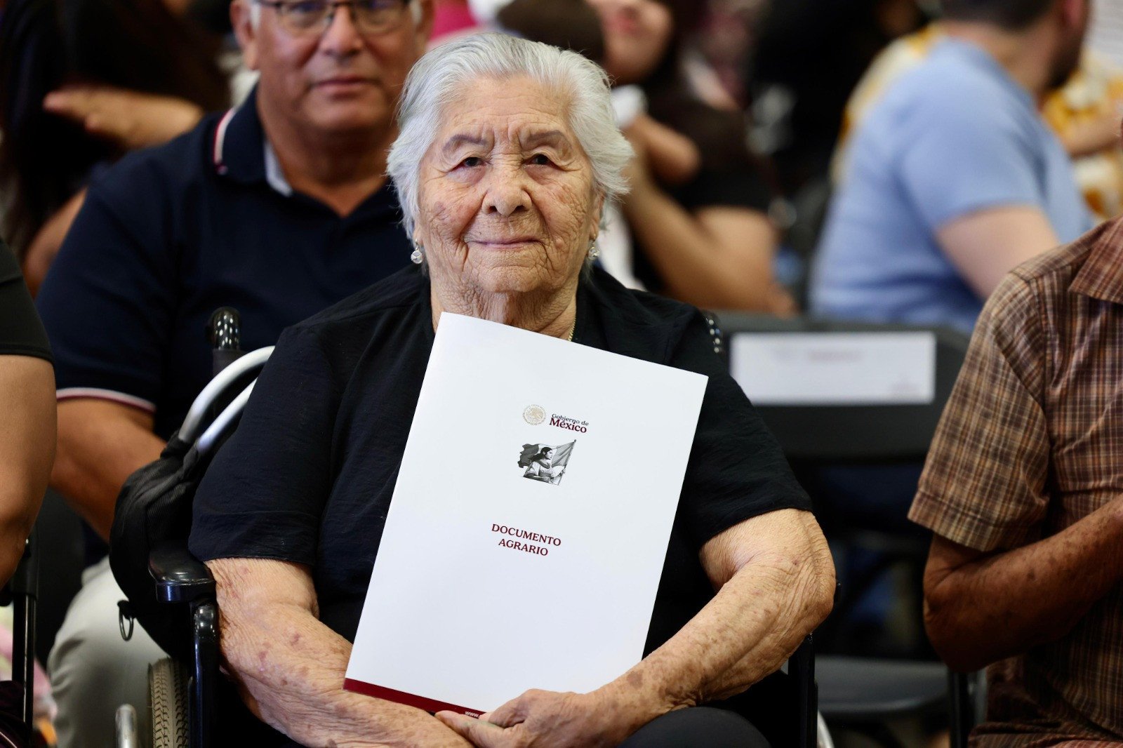 Gobierno supera meta de escrituras 2025 con entrega de 222 mil documentos