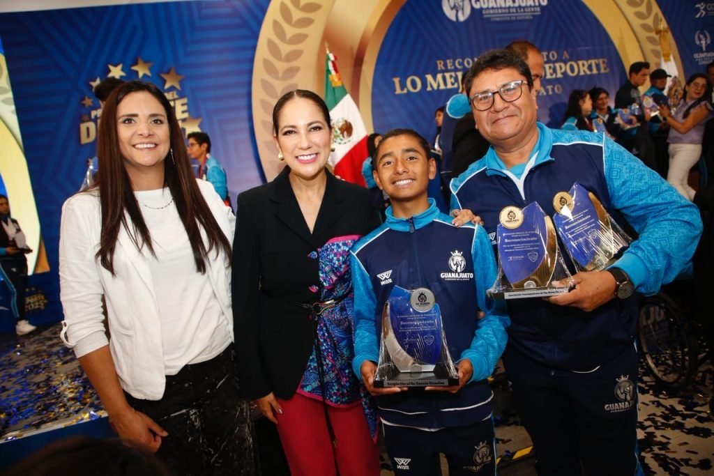 Entregan reconocimientos y Premio Estatal del Deporte 2025 a deportistas guanajuatenses