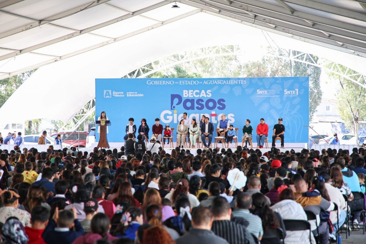 Gobernadora Tere Jiménez concluye entrega de más de 11 mil becas 'Pasos Gigantes' en Aguascalientes