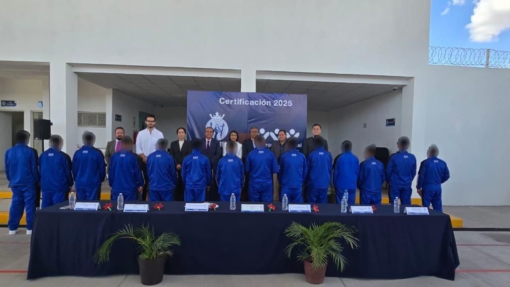Jóvenes en internamiento de León reciben 43 certificados educativos y laborales en barbería y alimentos