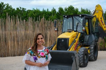 Mara Lezama entrega camión de 12 toneladas y retroexcavadora para combatir sargazo en Mahahual