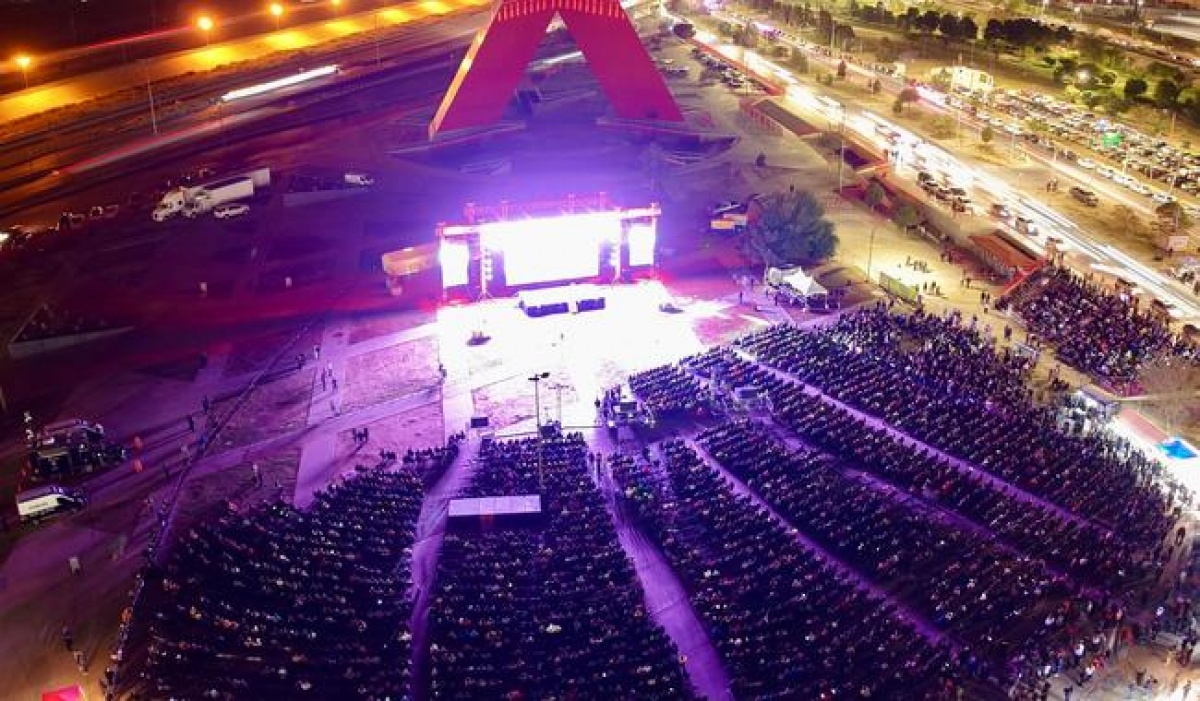Juan Gabriel vuelve a brillar en Ciudad Juárez con la proyección de su histórico concierto en Bellas Artes