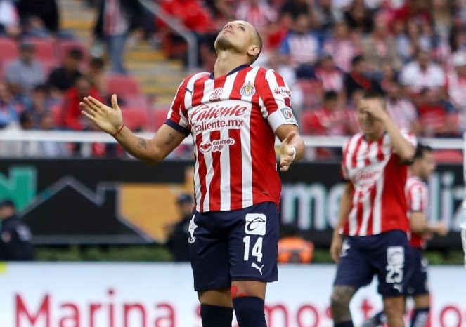 Chicharito falla penal decisivo y la reacción en el palco de Chivas se vuelve viral