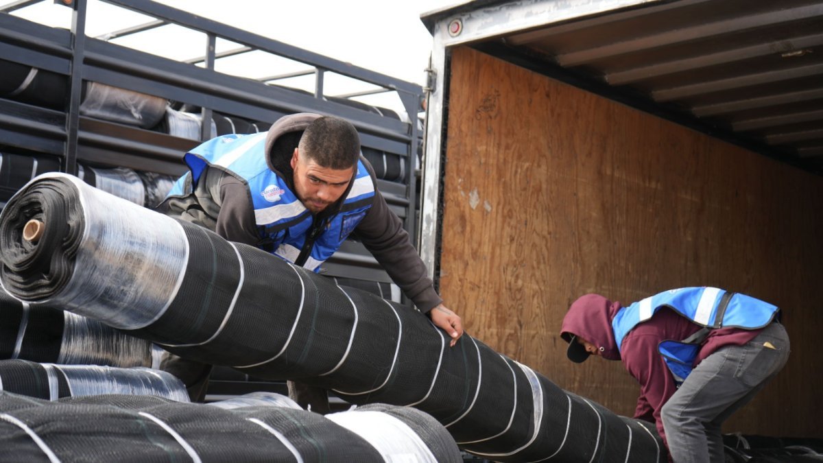 SDR entrega mallas antigranizo para proteger 210 hectáreas de huertas manzaneras en Chihuahua