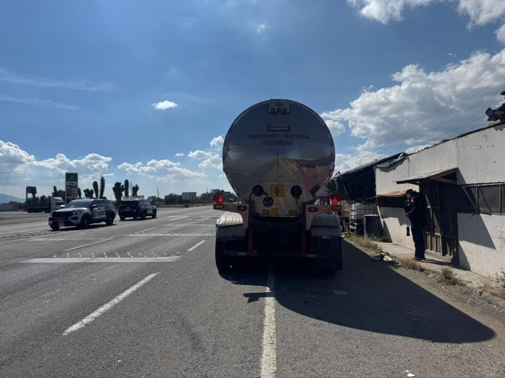 Aseguran tractocamión con 38 mil litros de combustible sin documentación legal en San Felipe, Guanajuato