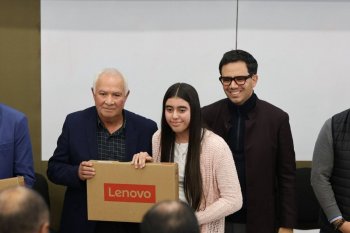 Entregan Gobierno de Zacatecas y Clúster Minero 50 computadoras a estudiantes destacados