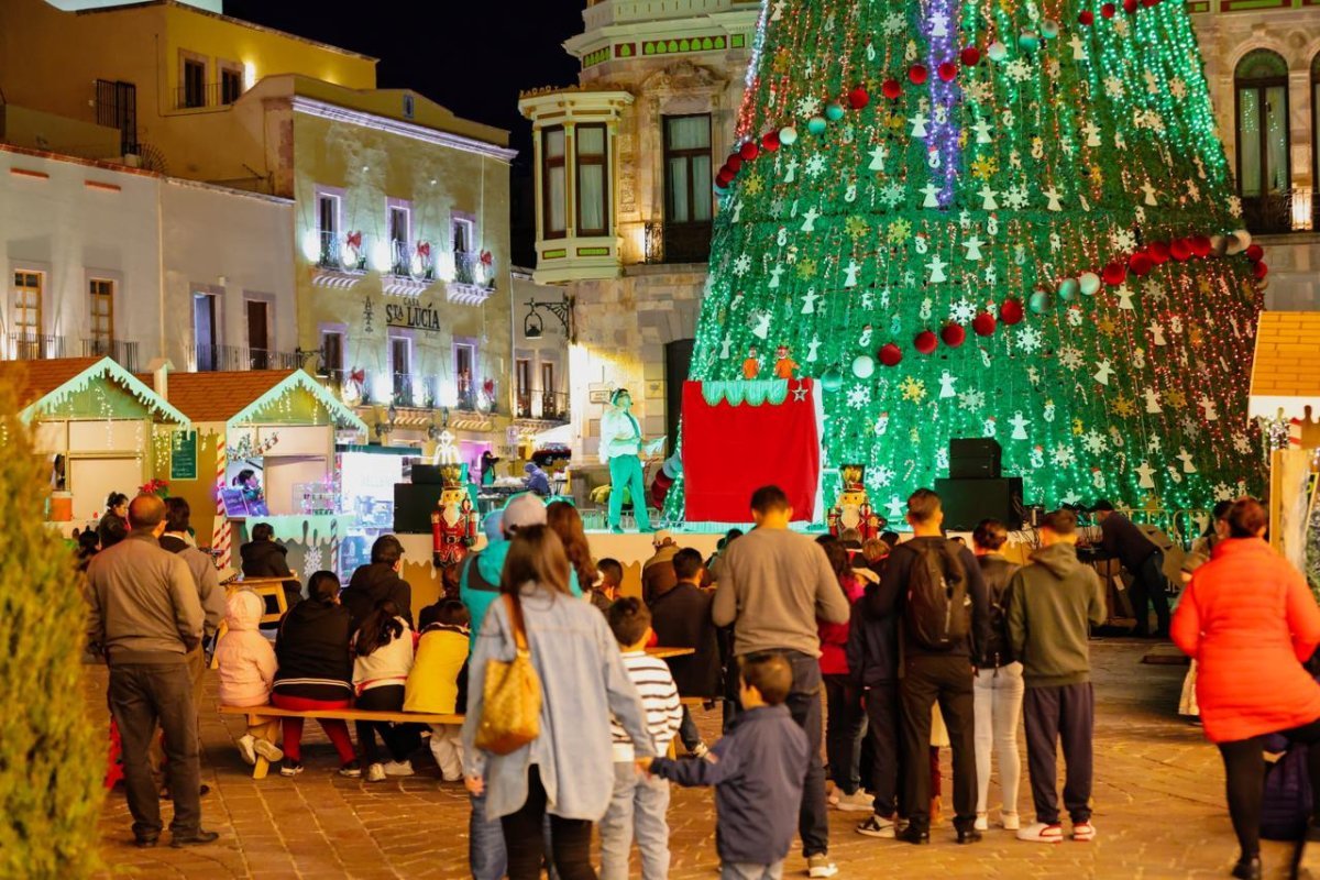 Familias zacatecanas disfrutan juegos mecánicos gratuitos en Festival de Luces 2025