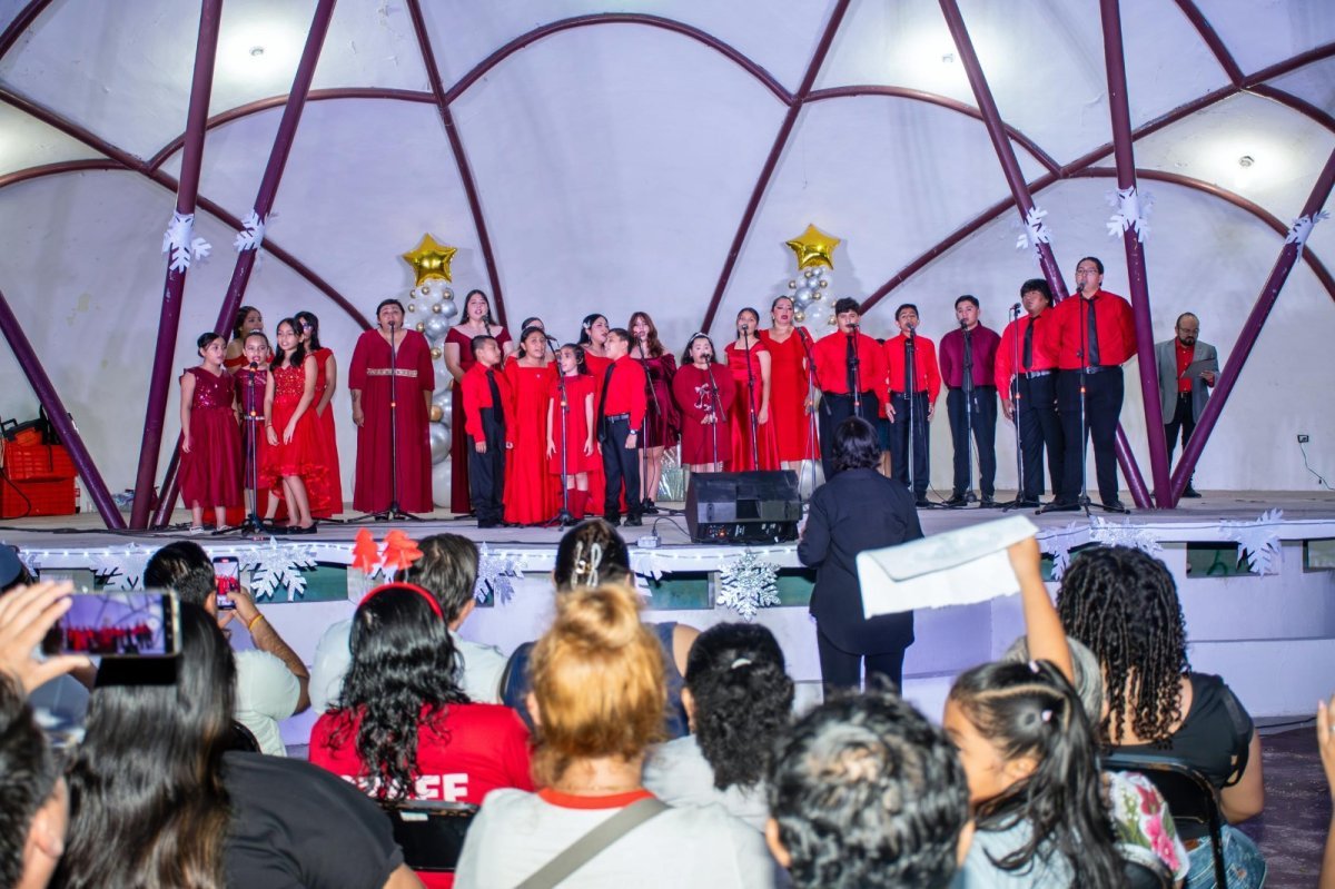 Familias cozumeleñas celebran inicio de temporada con encendido del árbol navideño en BiblioAvión Gervasio