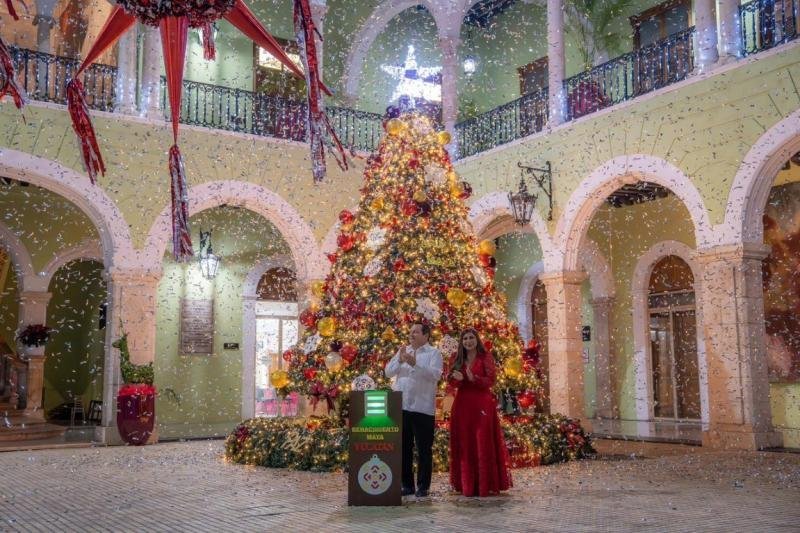 Gobernador Joaquín Díaz Mena enciende el árbol navideño en Palacio de Gobierno junto a niños de Casa Otoch