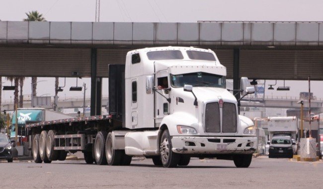 SICT establece horarios de circulación para transporte pesado especializado durante vacaciones de fin de año 2025-2026