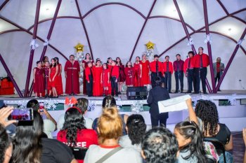 Familias cozumeleñas celebran inicio de temporada con encendido del árbol navideño en BiblioAvión Gervasio