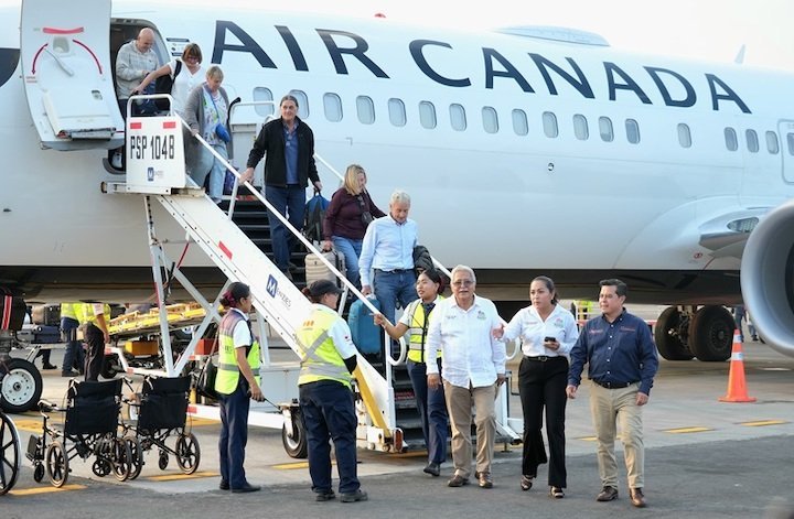 Gobierno de Oaxaca recibe nuevo vuelo semanal desde Vancouver a Huatulco, generará 2,835 asientos
