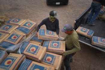 Entregan paquetes de cemento a 35 familias en Santa Isabel para mejorar viviendas