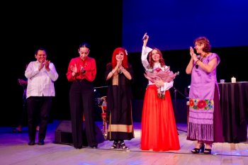 Gobernadores de Campeche y Yucatán asisten a obra de María San Felipe en el FICH 2025