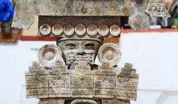 INAH exhibe por primera vez incensario teotihuacano 'tipo teatro' restaurado, con inusuales aplicaciones de cráneos