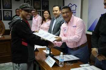 Coesvi entrega 16 escrituras a familias de Delicias con descuentos de hasta el 70% en trámites