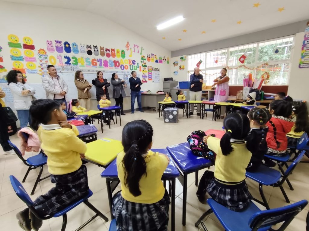 Secretario de Educación de Guanajuato recorre escuelas de Atarjea para fortalecer la calidad educativa